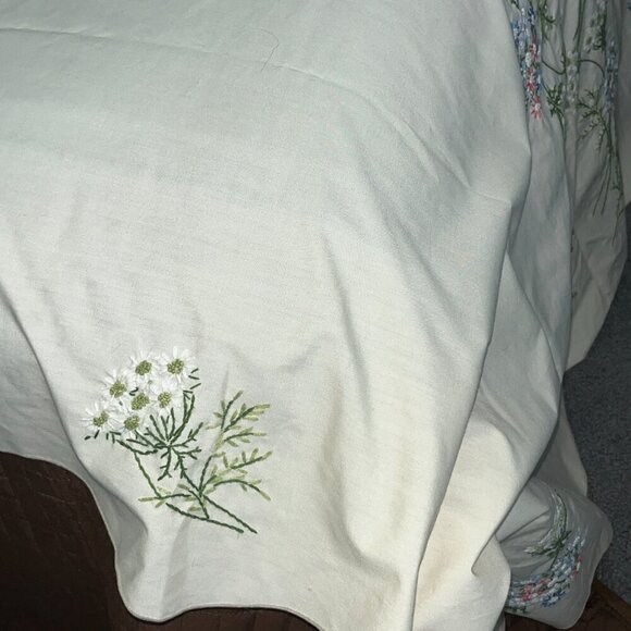 Hand Embroidered Scalloped Edge XL 57" X 100" Tablecloth Floral Pattern Linens - Picture 5 of 16